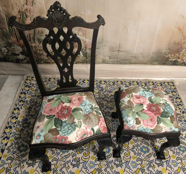 Cadeira elegante e banco de estilo clássico com padrão floral