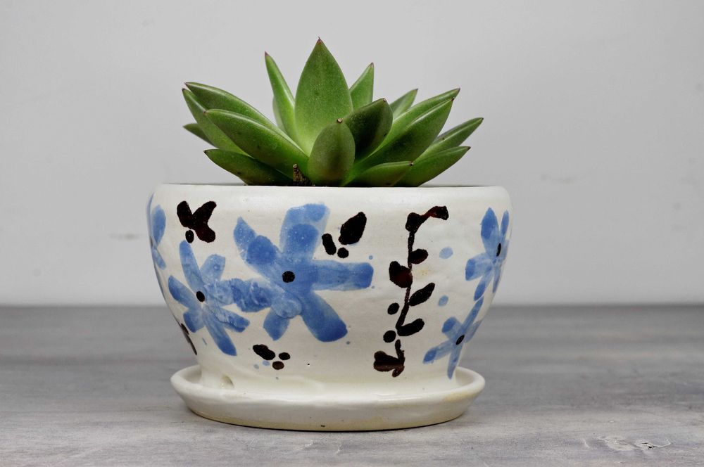 Zestaw ręcznie robionych doniczek z podstawką. Polskie rękodzieło