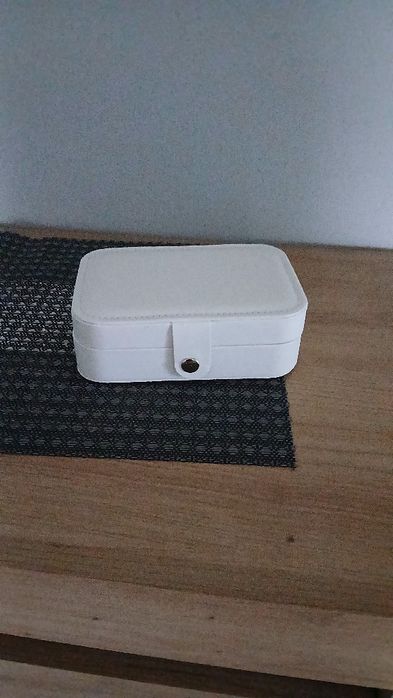 Kuferek na biżuterię