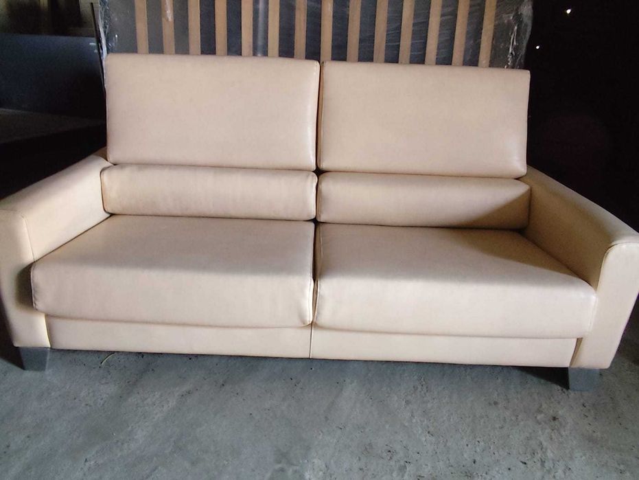 Conjunto sofás de pele