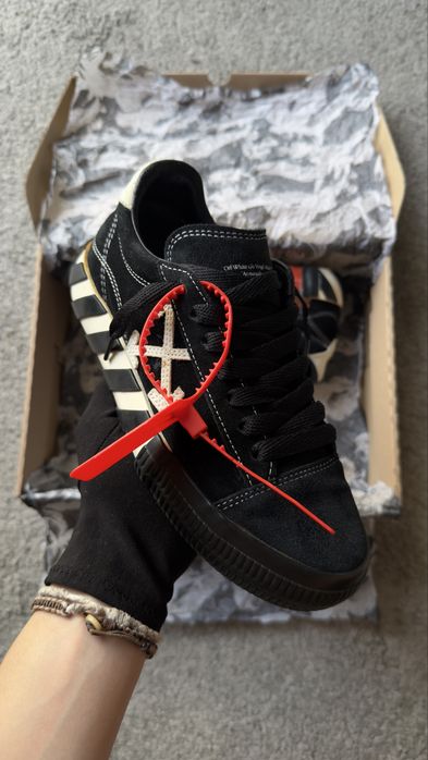 Off-White Low Vulcanized Black/White Suede EU38