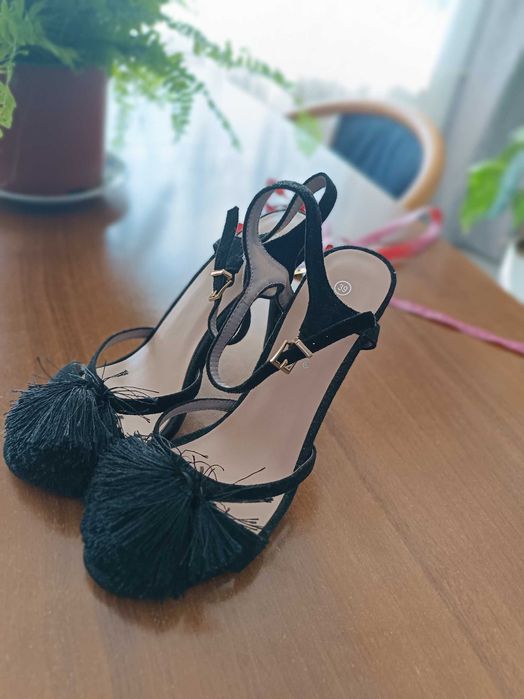 Czarne sandały na szpilce