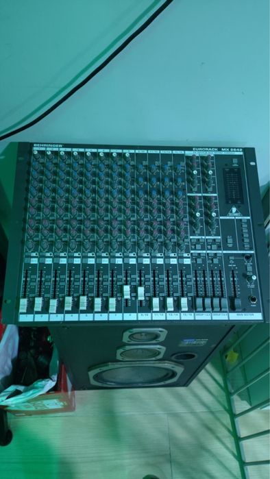 Mesa de Mistura Behringer Eurorack MX 2642 (Sem Fonte de Alimentação)