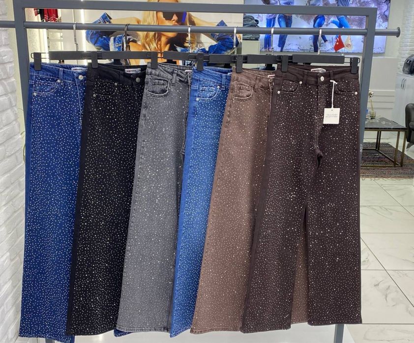 Жіночі джинси зі стразами з однієї сторони. Розміри 26 27 28 29 30 31