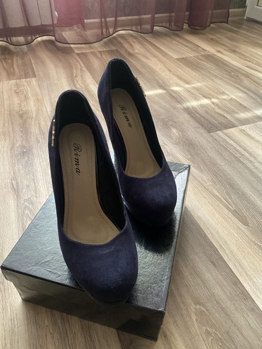 Туфлі замшеві на підборі