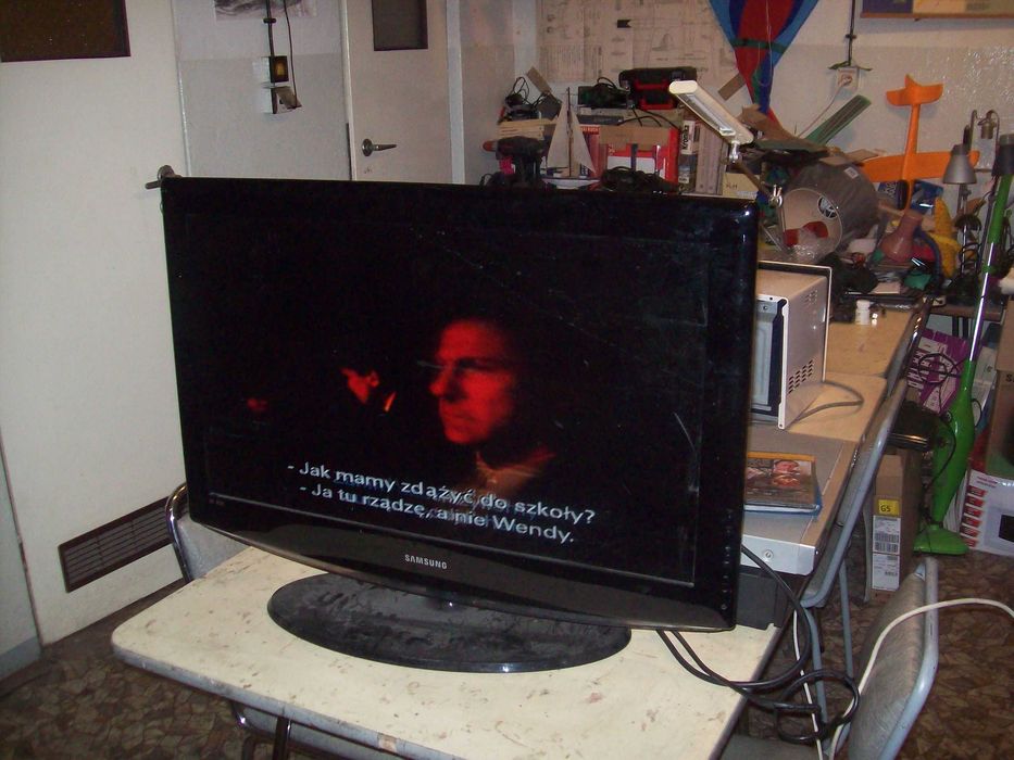 telewizor LCD samsung 26 cali z nogą i pilotem sprawny