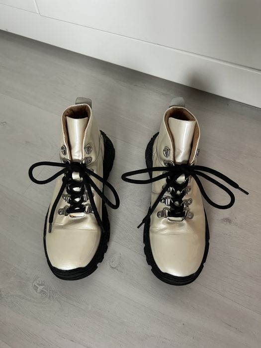 Białe buty w stylu altercore na grubszej podeszwie platformie 37