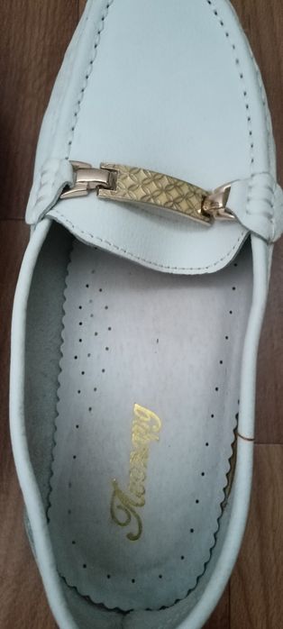 Продам жіночі білі мокасини / лофери.