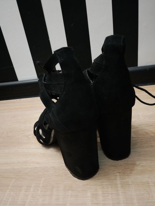 Sandały wiązane czarne Bershka