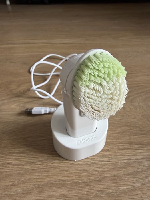 Clinique Sonic System purifying cleasing brush