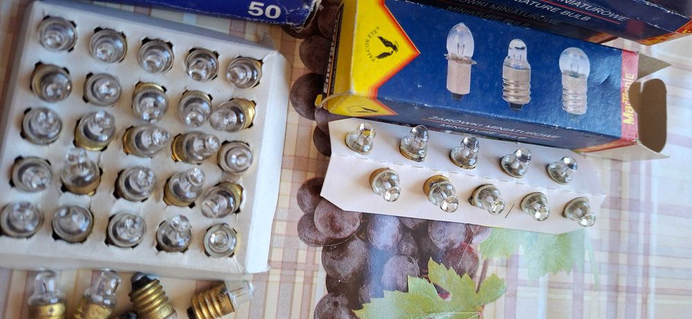 żaróweczka z gwintem E10 1,2V 0,22A i 2,2 V0,25A  PRL