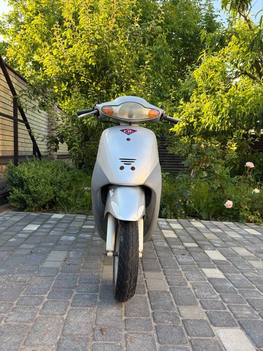 Мопед сірий Honda Dio
