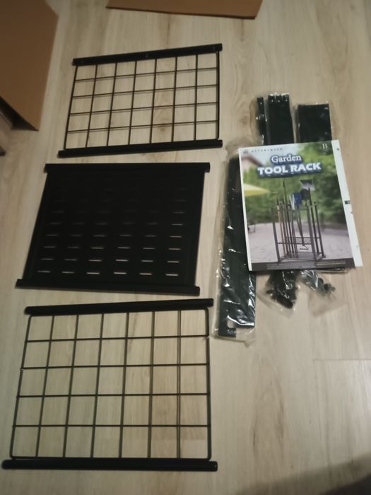 Stojak metalowy na narzędzia ogrodowe
