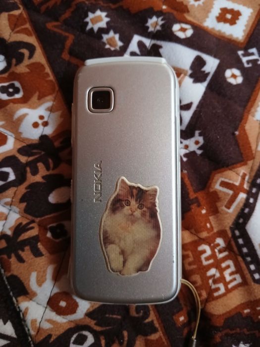 Мобільний телефон Nokia 5228