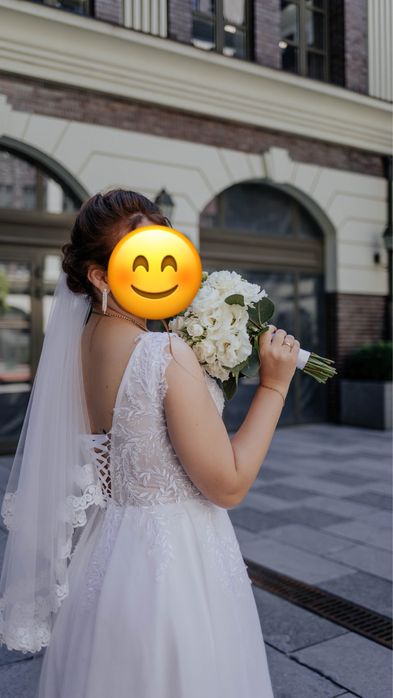 Весільна сукня білого кольору