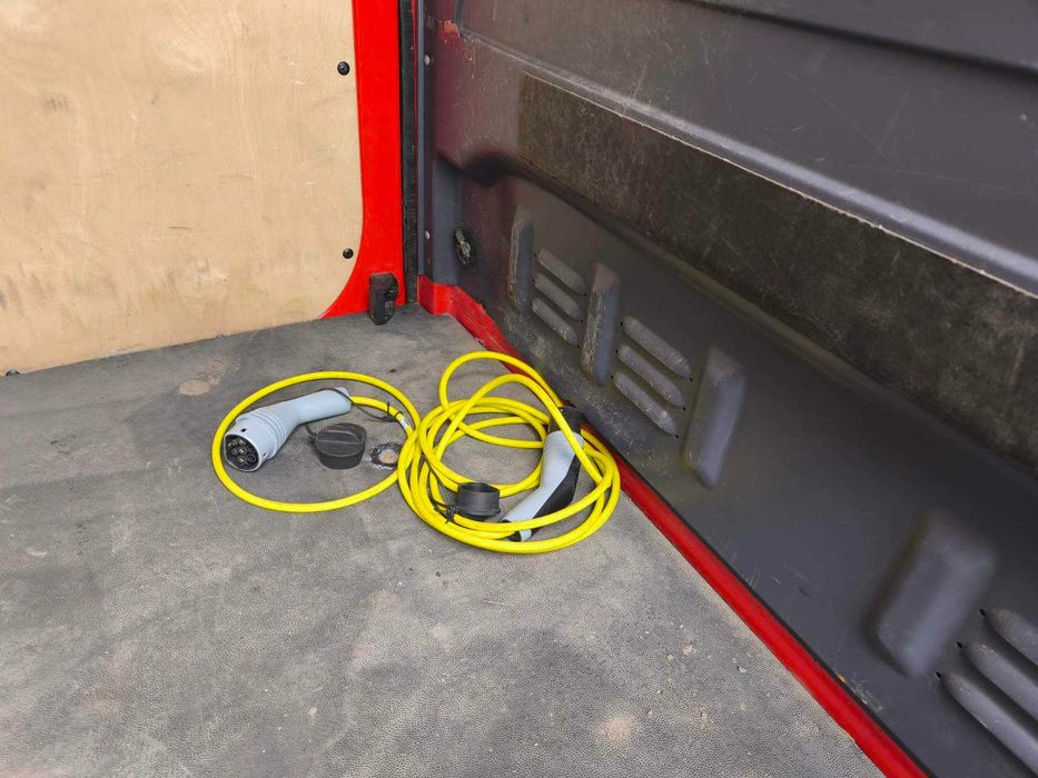 MERSEDES eSprinter electrica 54kw 200km 11м3