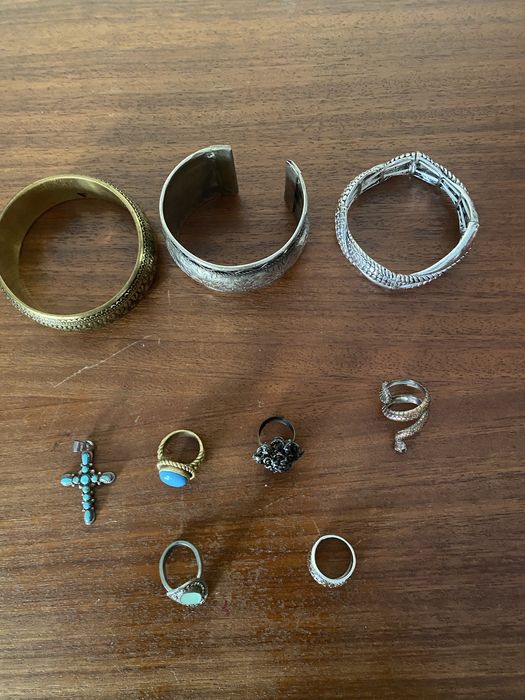 Conjunto de 3 pulseiras, 4 aneis e 1 cruz