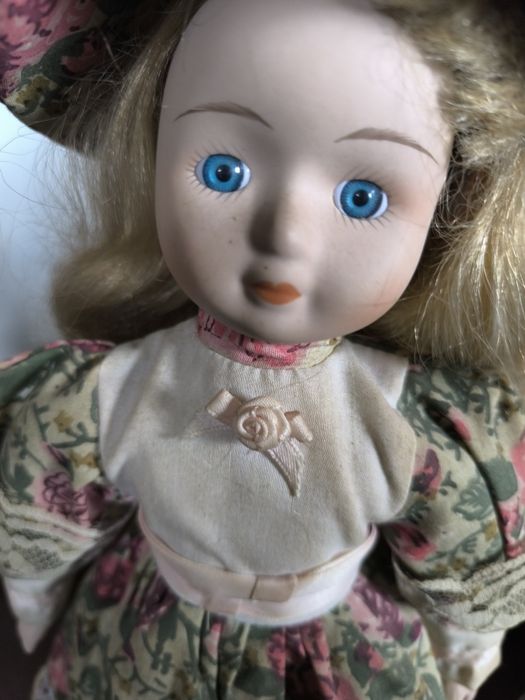 Bonecas antigas com 40 cm, com cara e mãos de porcelana, com suporte