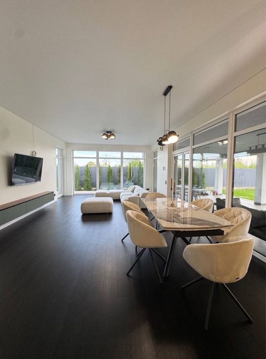 Розкішний будинок в сучасному стилі