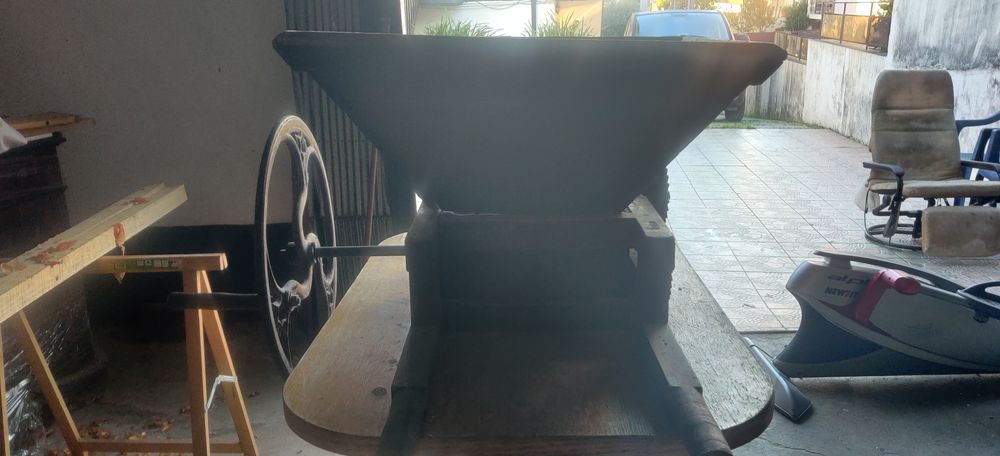 Ralador de uvas antigo