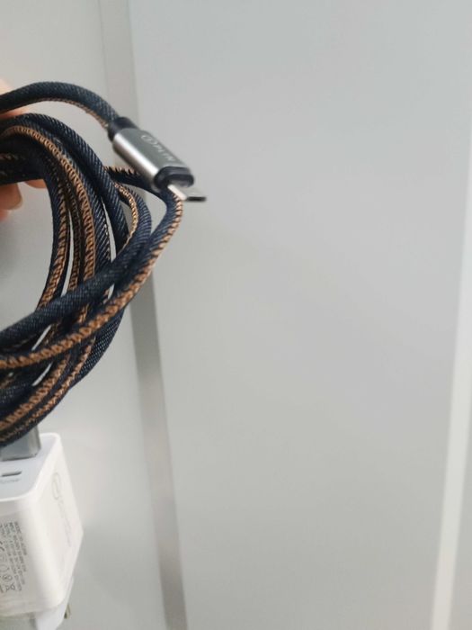 Carregador com cabo · micro USB