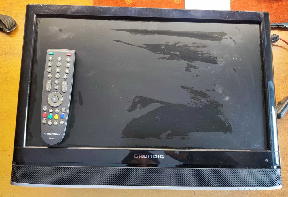 Telewizor do kampera przyczepy 12V 19" GRUNDIG z wieszakiem pilot