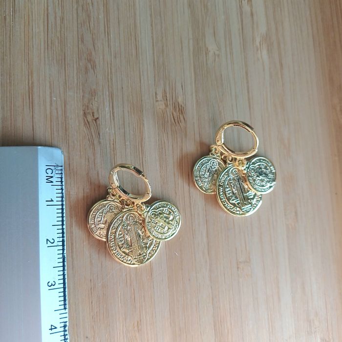 Brinco Delicado Medalhinhas de São Bento banhadas a ouro com fecho francesa