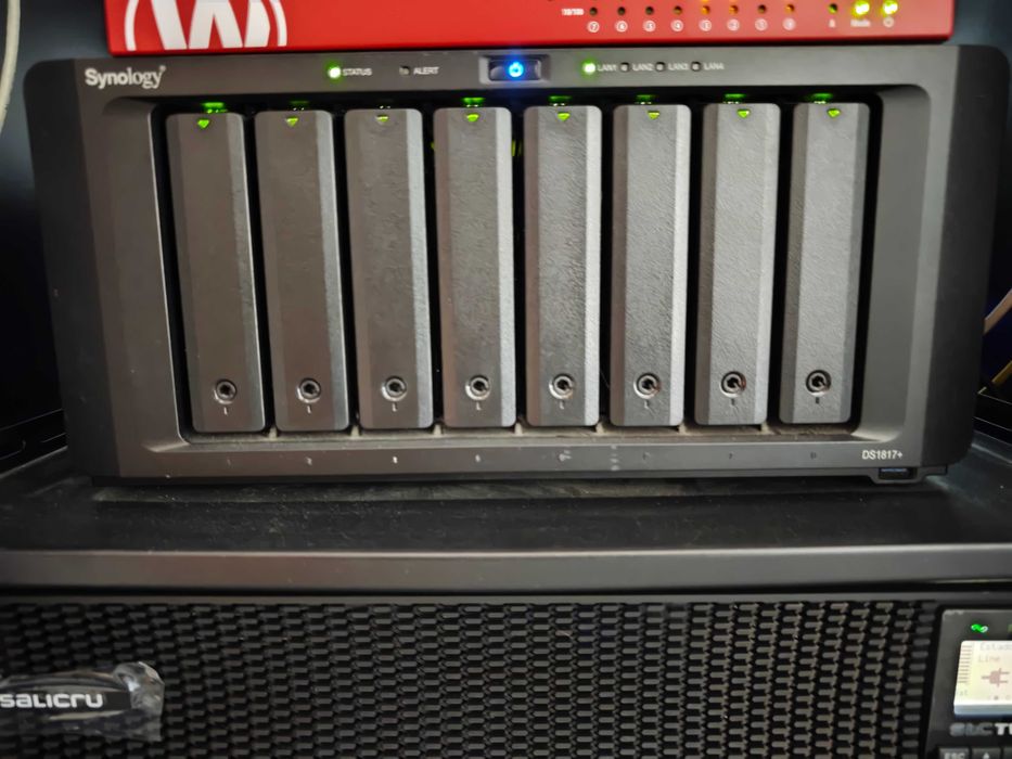 Servidor HP Proliant DL360 Gen10 com bastidor, UPS, NAS QNAP e NAS Synology