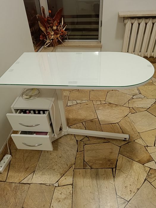 Stolik kosmetyczny manicure