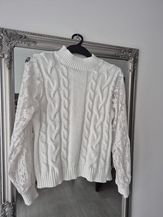 Sweter z koronką