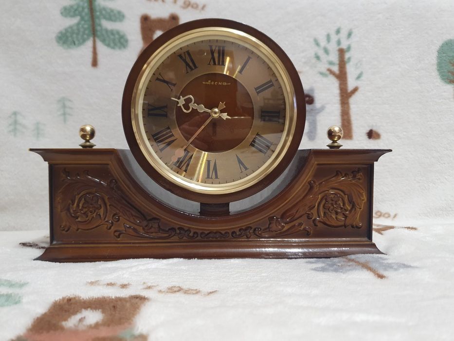 Часы настольные механические Весна.