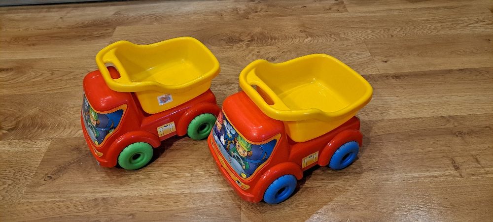 Dwa samochody ciężarówki do zabawy