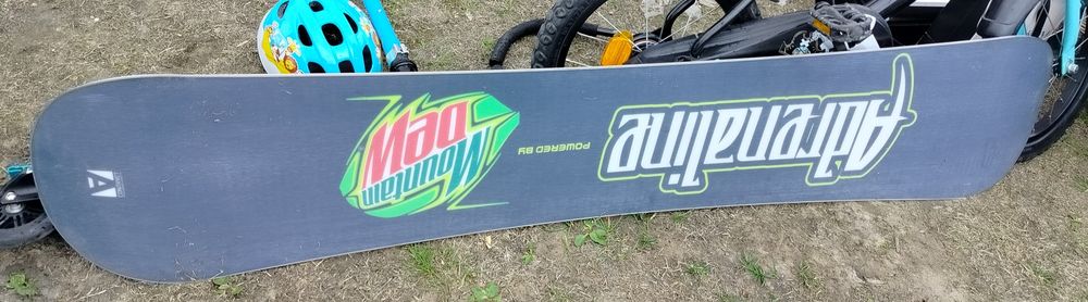 Limitowana deska snowboardowa Mountain Dew