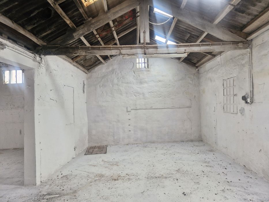 Armazém com 250 m2  à Avenida da Boavista.