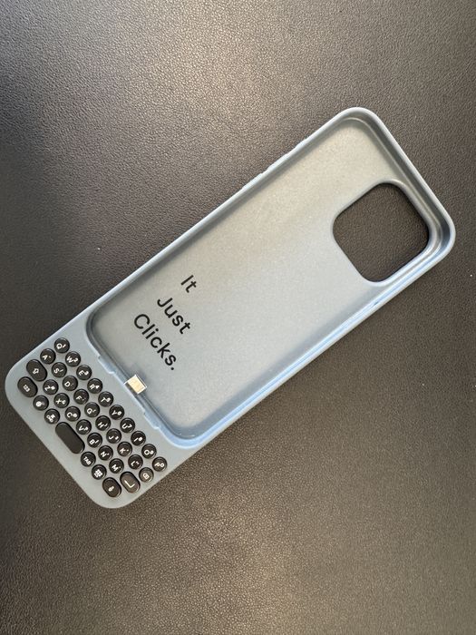 Capa com teclado da Clicks para iphone 15 pro Max