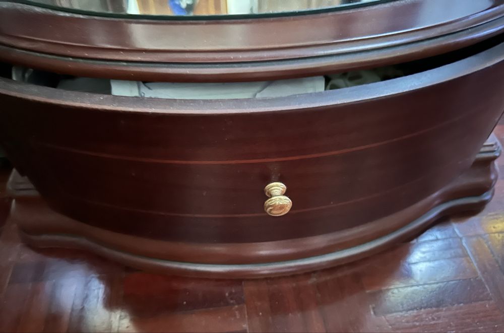 Vitrine em madeira maciça de qualidade