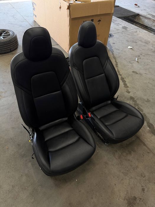 Tesla Model 3, Y, Передні сидіння салон