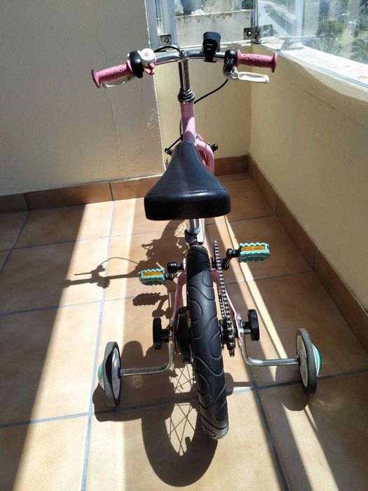 Bicicleta infantil rosa com rodinhas de apoio