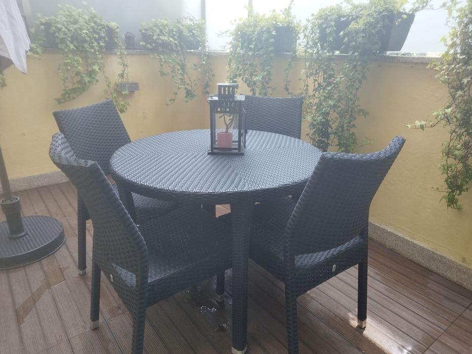 Mesa+cadeiras+vasos jardim