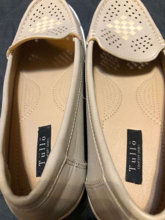 Buty na koturnie beżowe 39