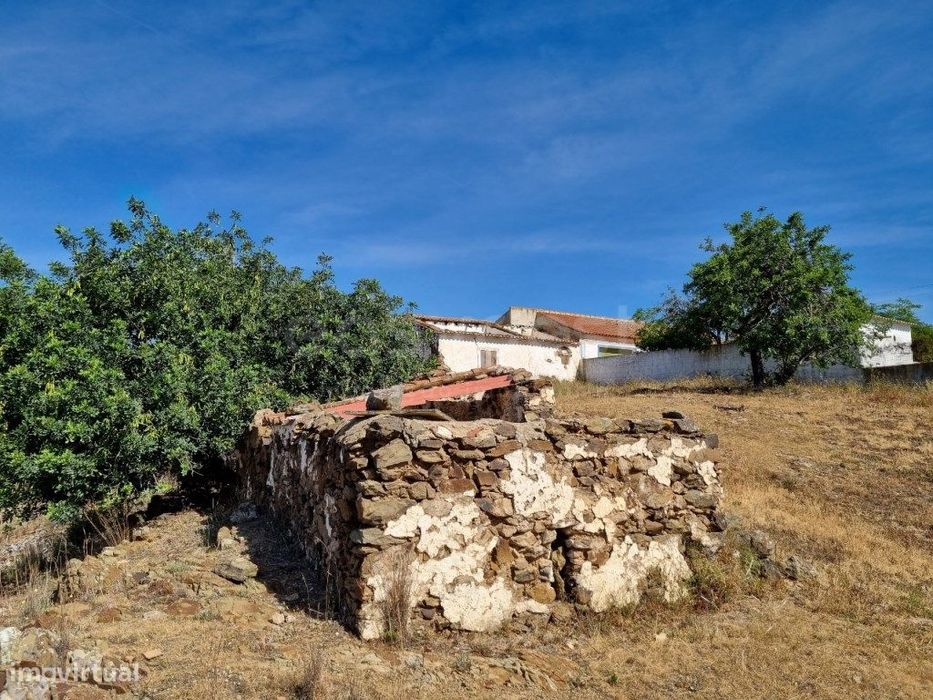 Terreno Misto com Ruína e Vista Panorâmica