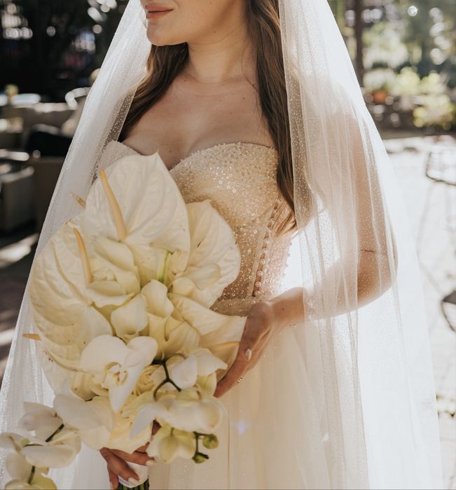 Весільна сукня .