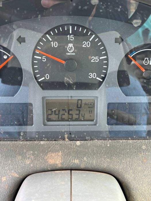 Trator Valtra + reboque