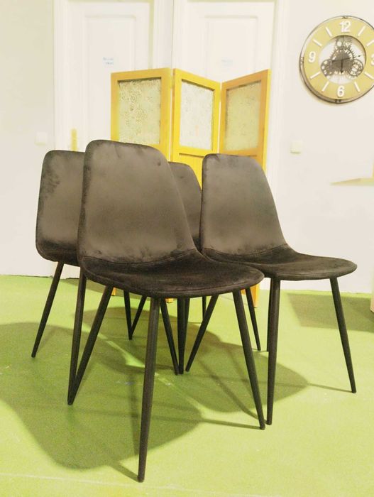 Pack de 6 cadeiras estofadas por 141€ com portes grátis.