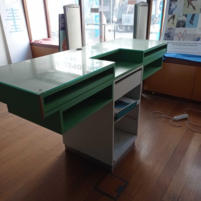 Balcão de Loja robusto tampo de vidro