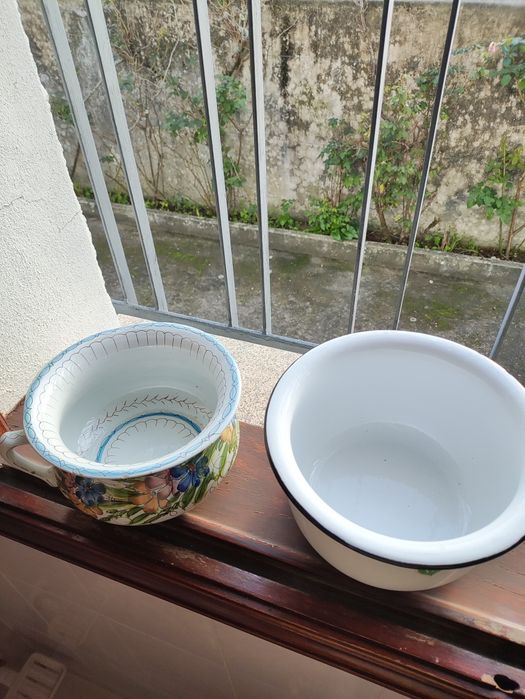 Penicos antigos em esmalte e porcelana