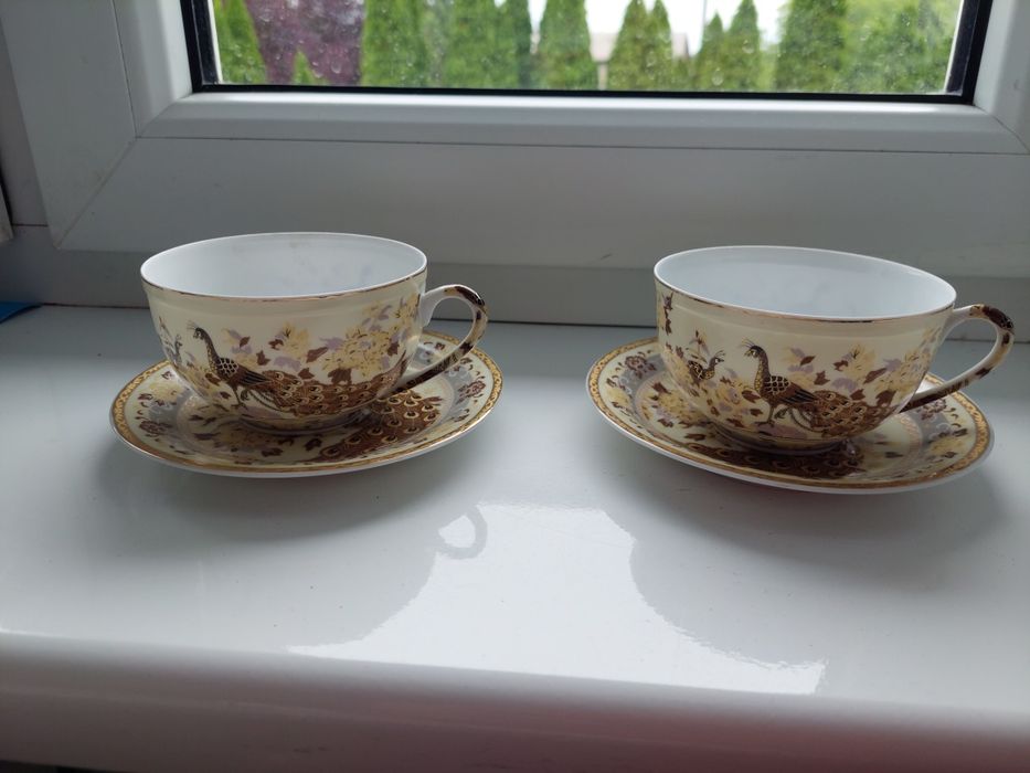 Dwie filiżanki i 4 spodki