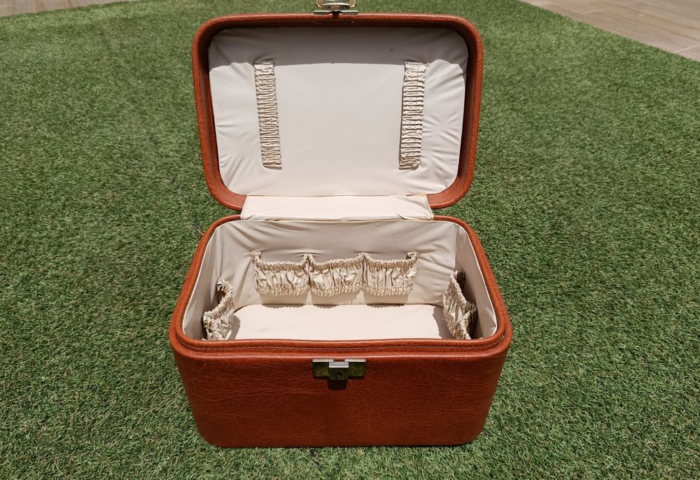 Mala de Beleza Vintage Castanha em Bom Estado | Vintage Brown Vanity Case in Good Condition