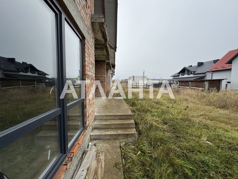 Продається двоповерховий котедж із власною земельною ділянкою!