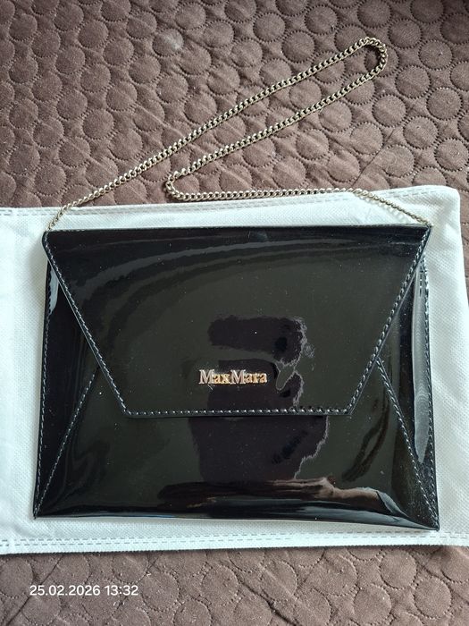 Czarna lakierowana kopertówka MaxMara
